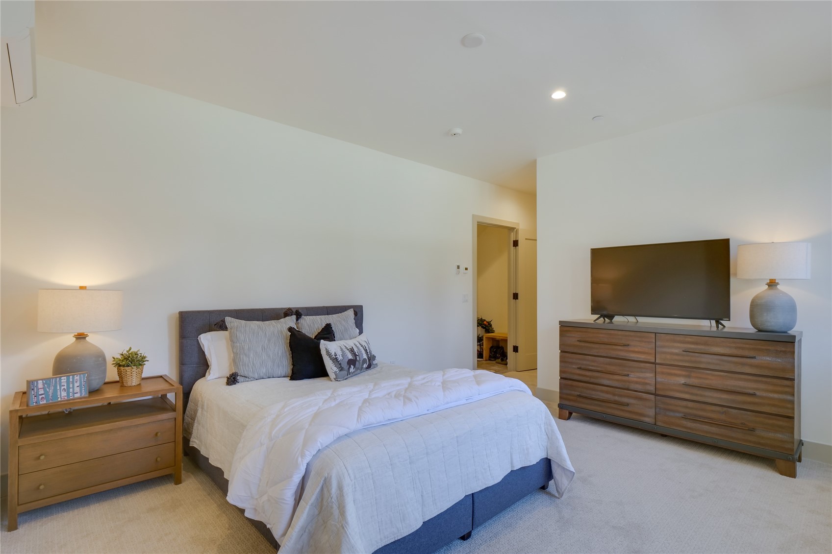 111 Geneva DRIVE W G1