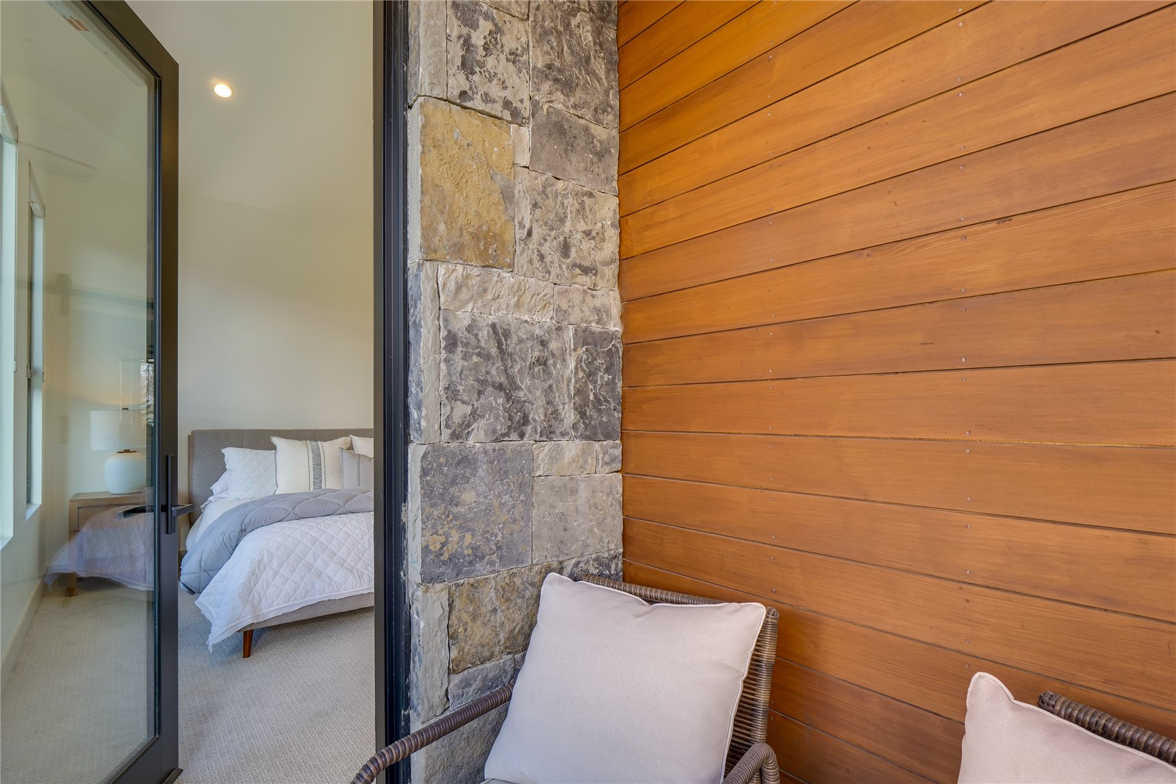 111 Geneva DRIVE W G1