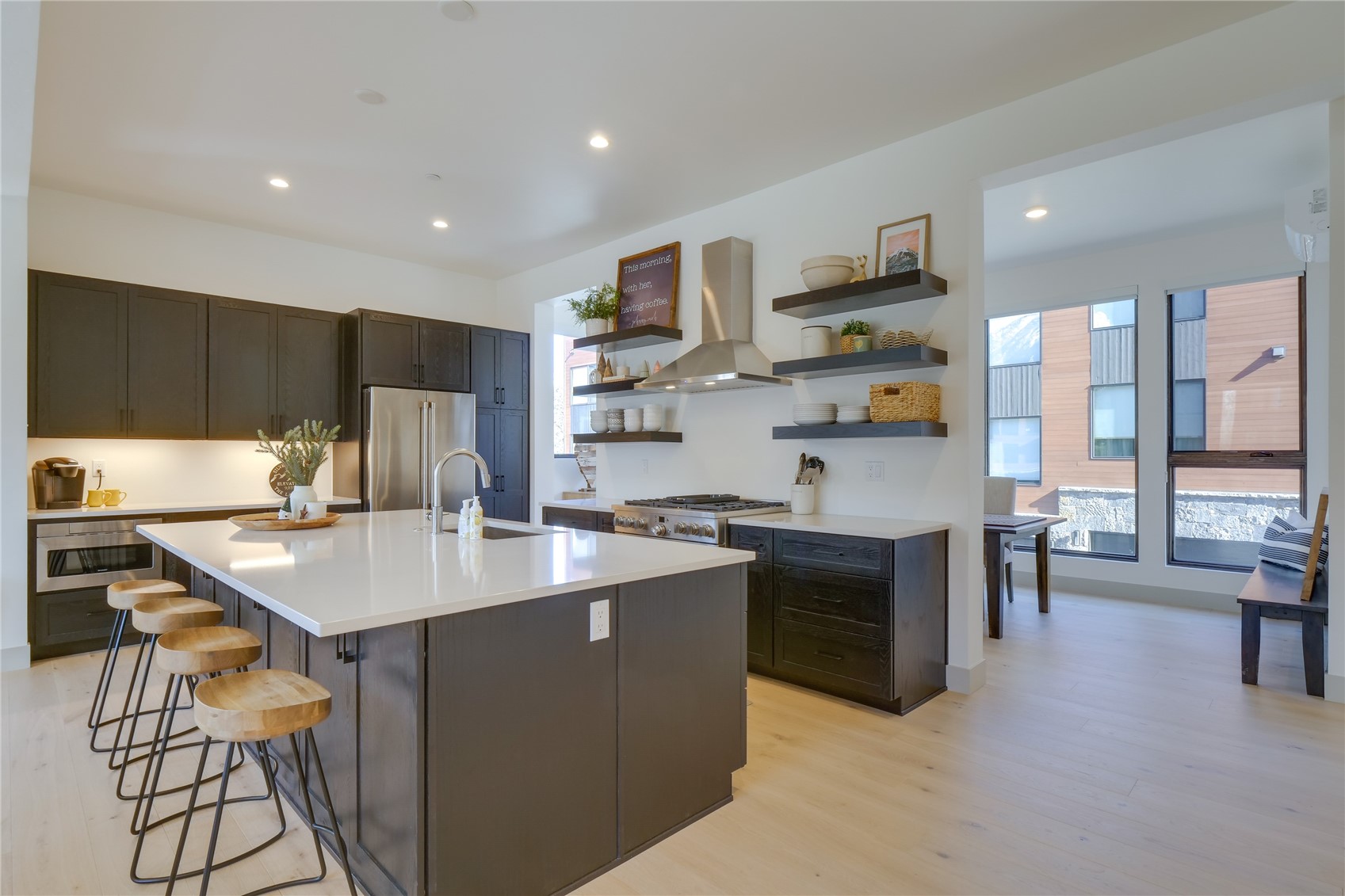 111 Geneva DRIVE W G1