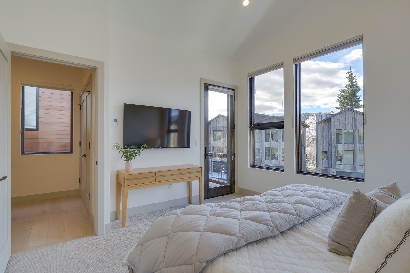 111 Geneva DRIVE W G1