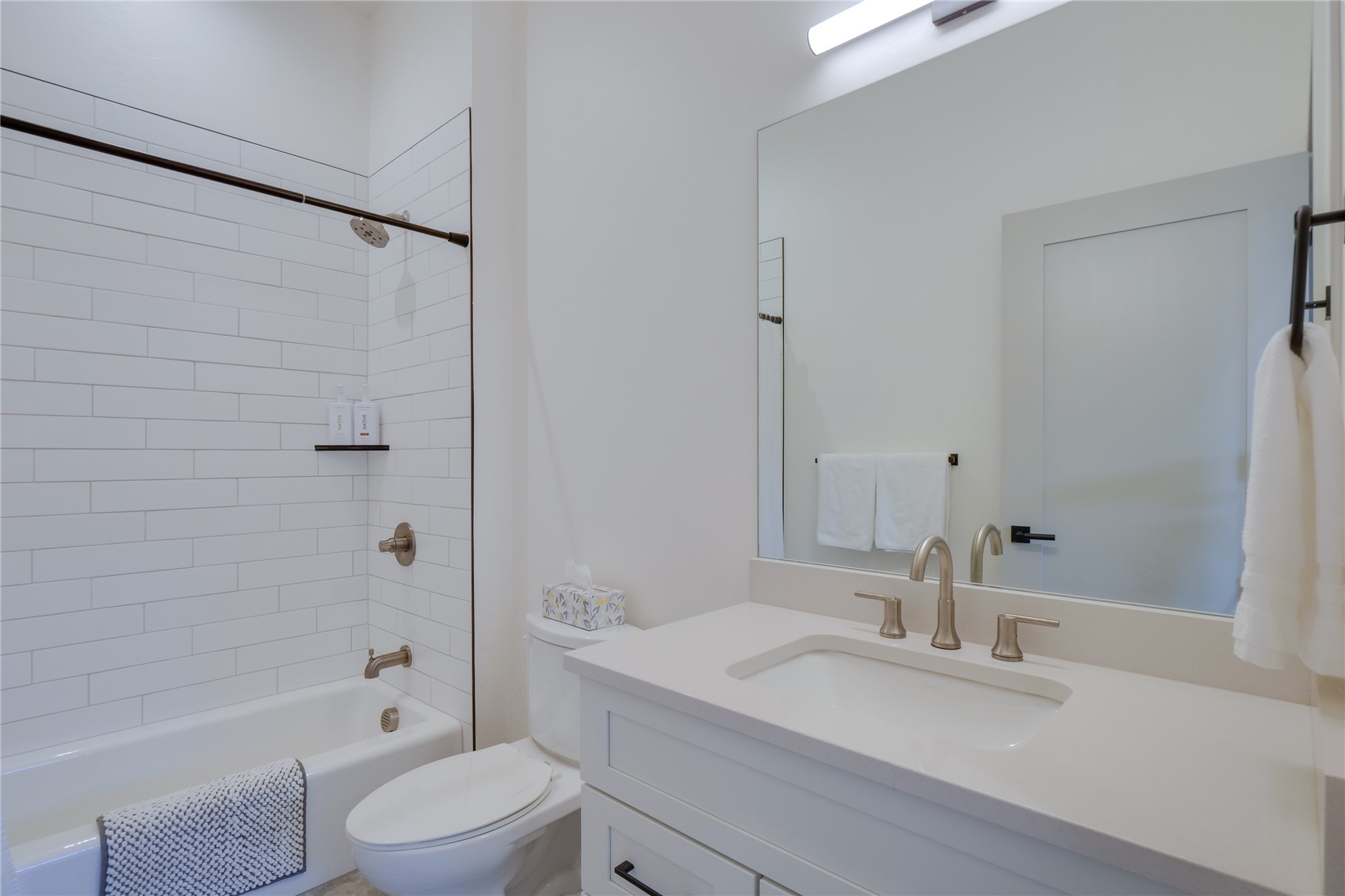 111 Geneva DRIVE W G1