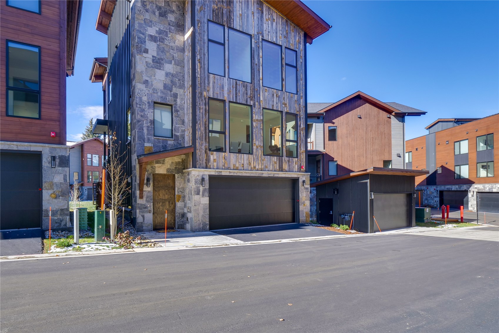 111 Geneva DRIVE W G1