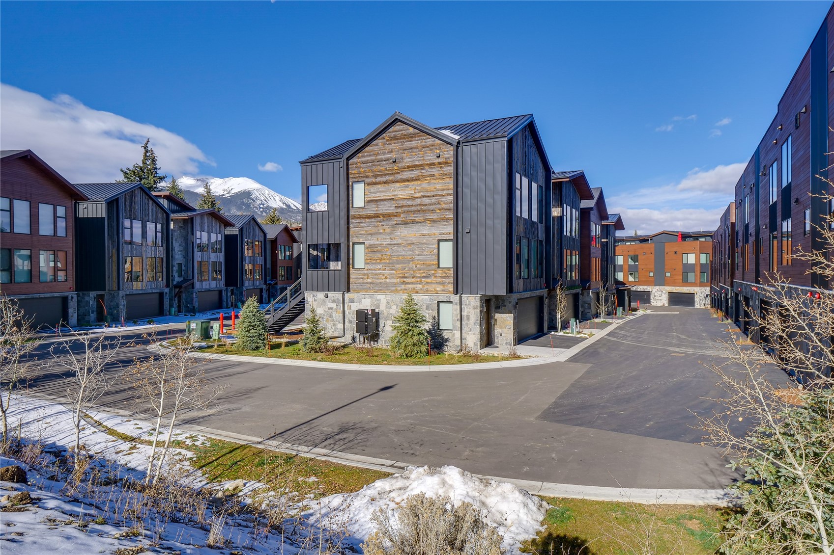 111 Geneva DRIVE W G1