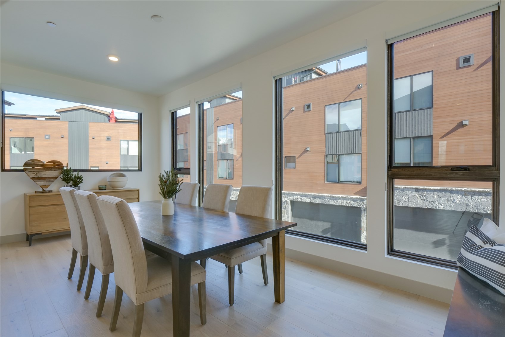 111 Geneva DRIVE W G1