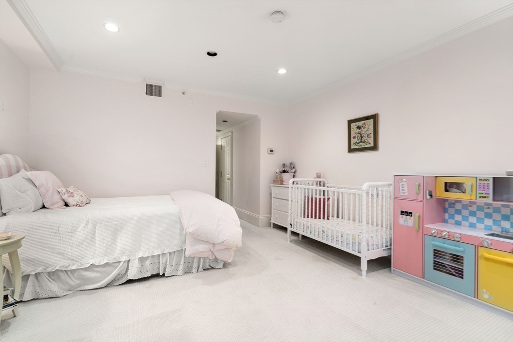 32 Commonwealth Ave # 1