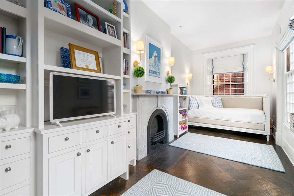 32 Commonwealth Ave # 1