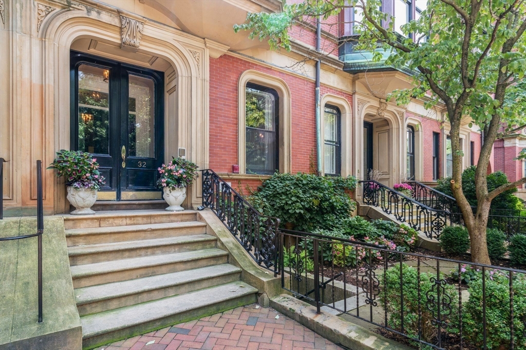 32 Commonwealth Ave # 1