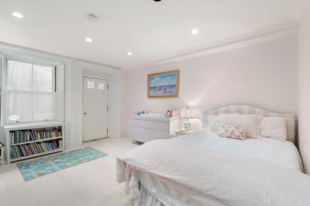 32 Commonwealth Ave # 1