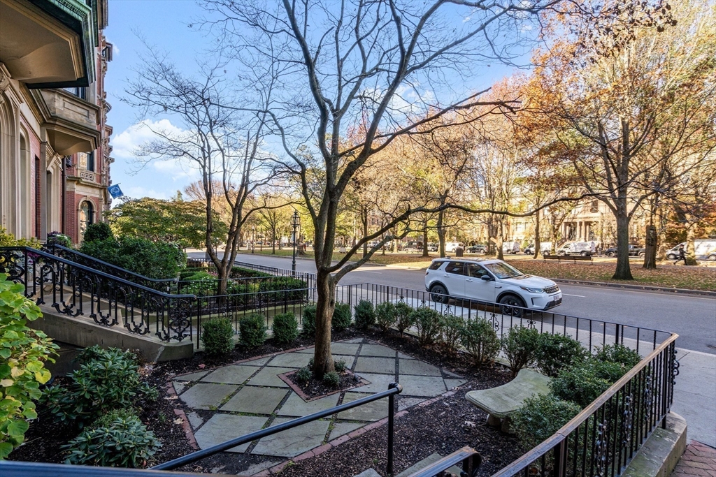 32 Commonwealth Ave # 1