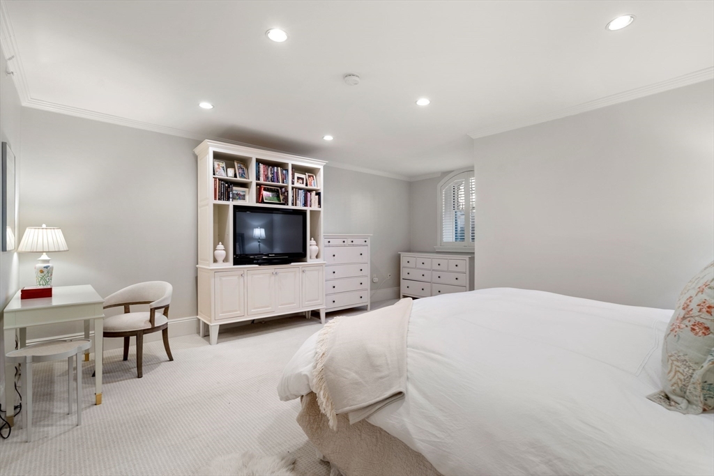 32 Commonwealth Ave # 1