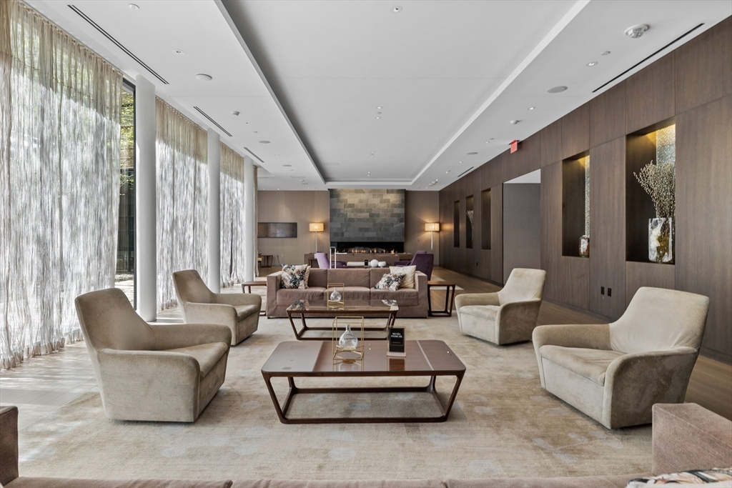 580 Washington Street # 15E