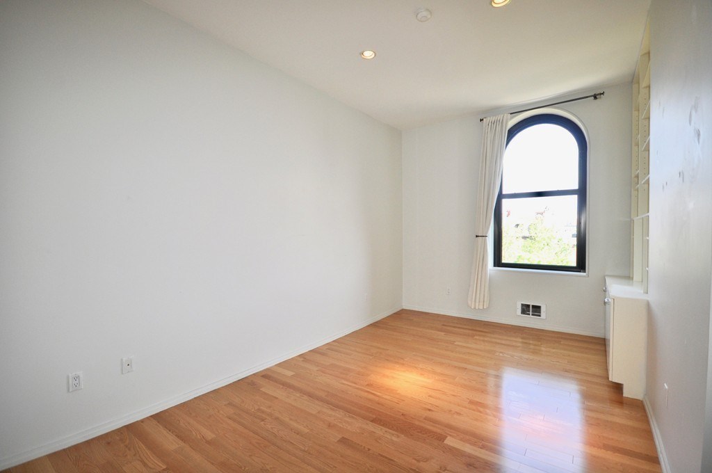 160 Commonwealth Ave # 513