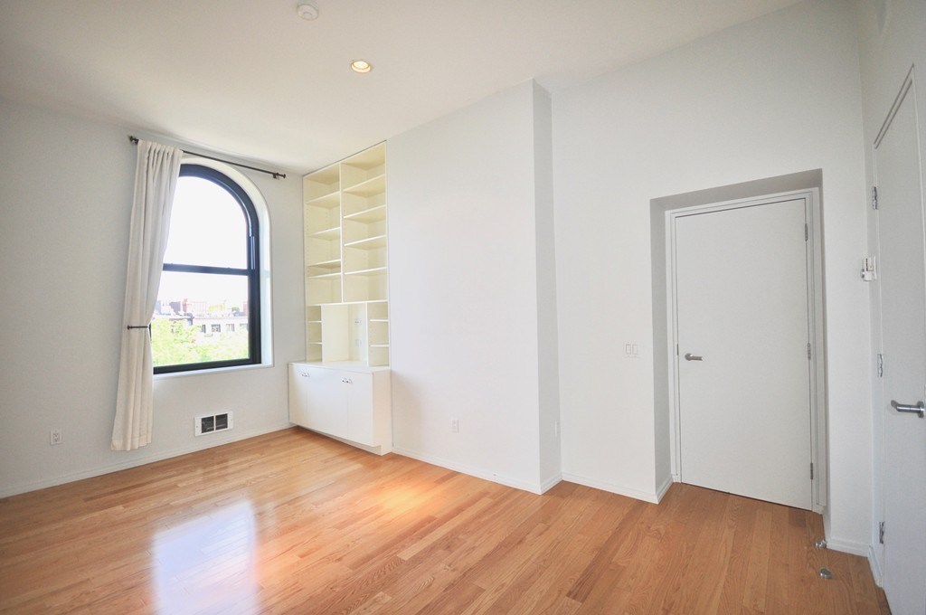 160 Commonwealth Ave # 513