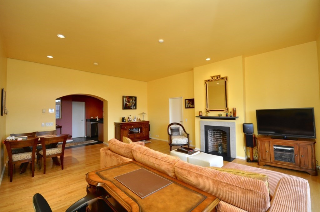 160 Commonwealth Ave # 513