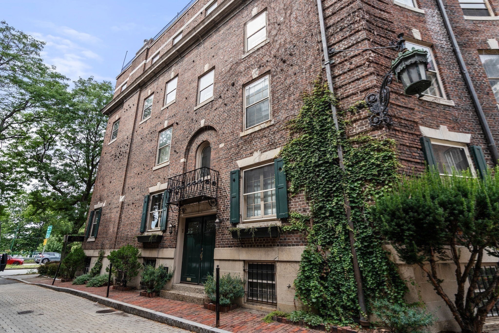 1 West Hill Place