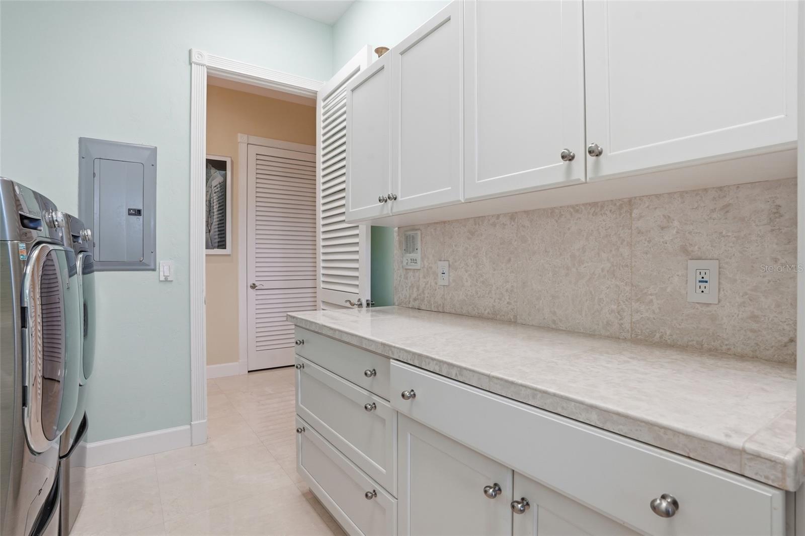 211 KINGFISHER DR