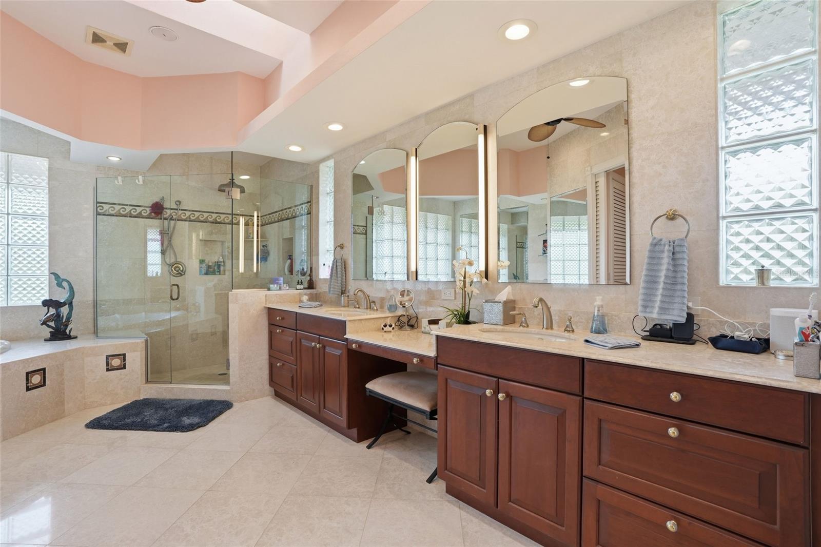 211 KINGFISHER DR