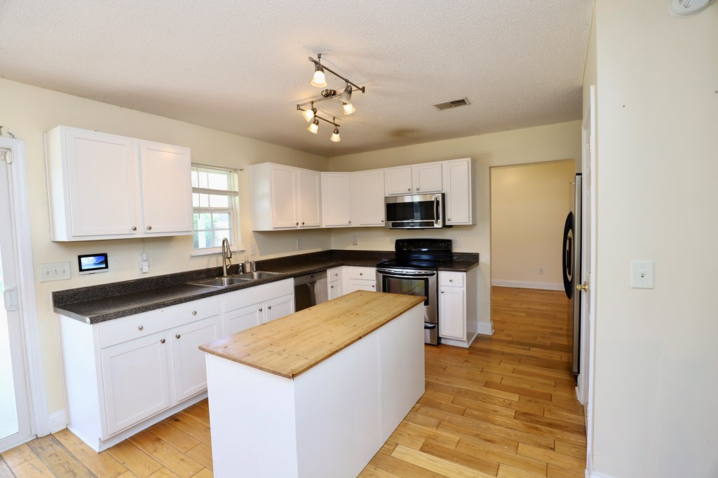 1796 MOSSBERG DR/2780 OLD FIELD RD