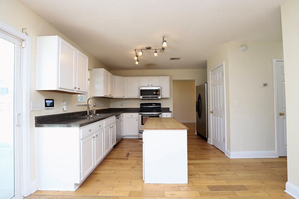 1796 MOSSBERG DR/2780 OLD FIELD RD