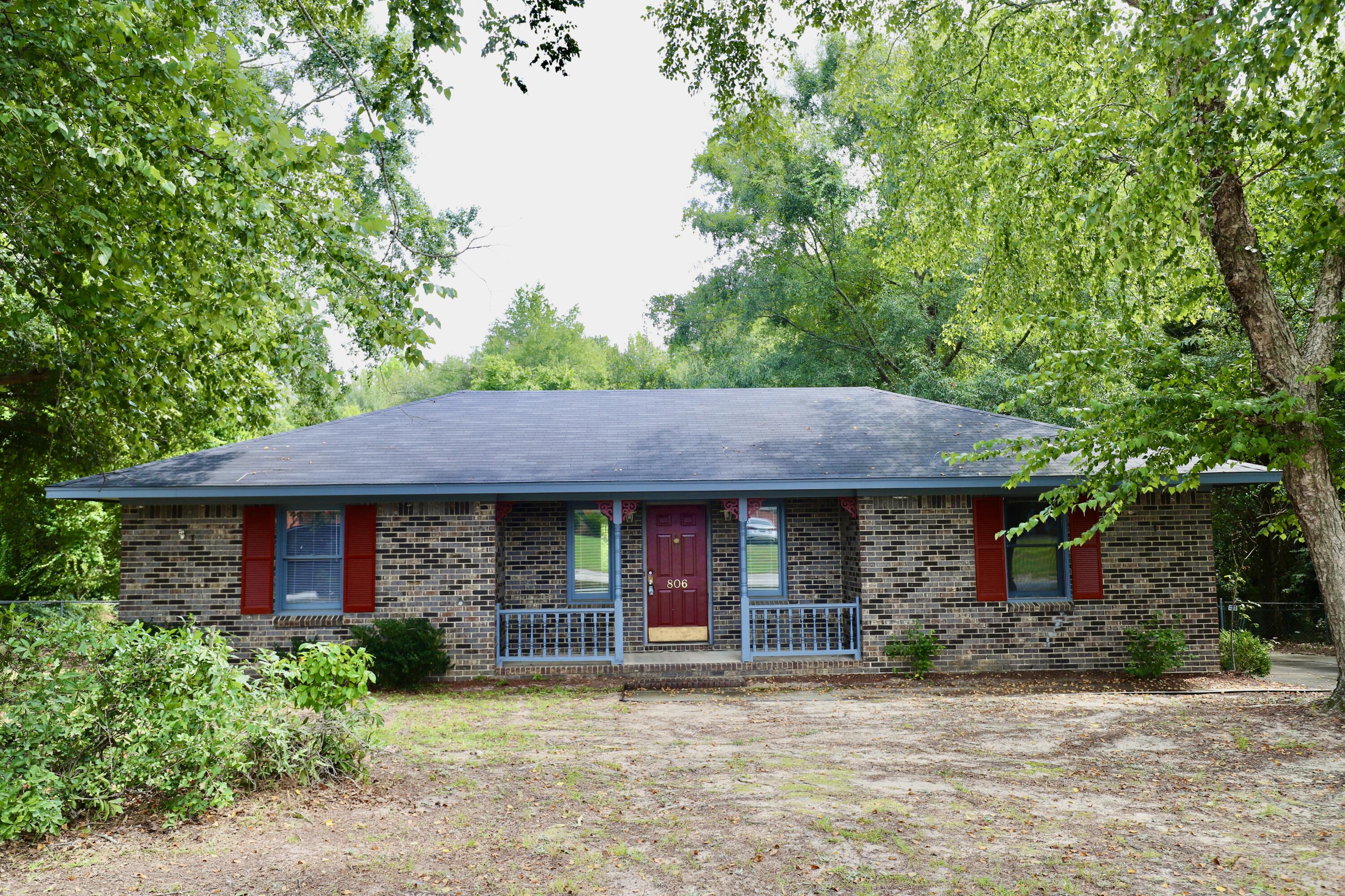 806 Club Lane
