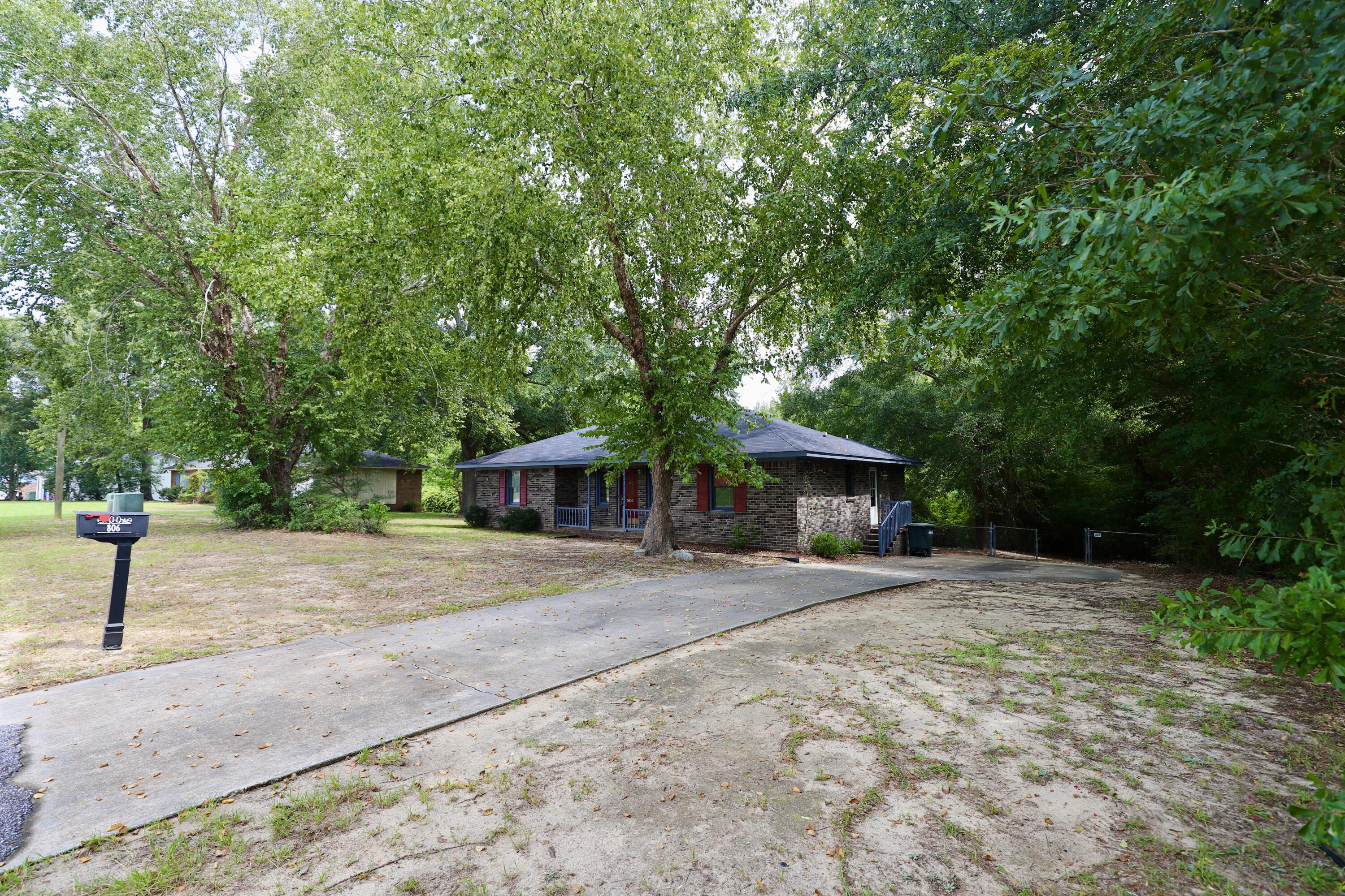 806 Club Lane