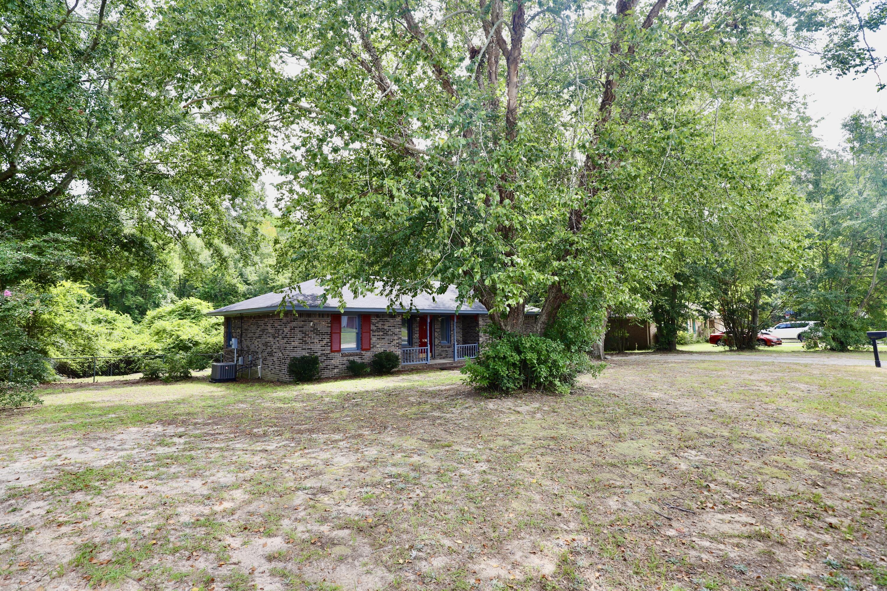 806 Club Lane