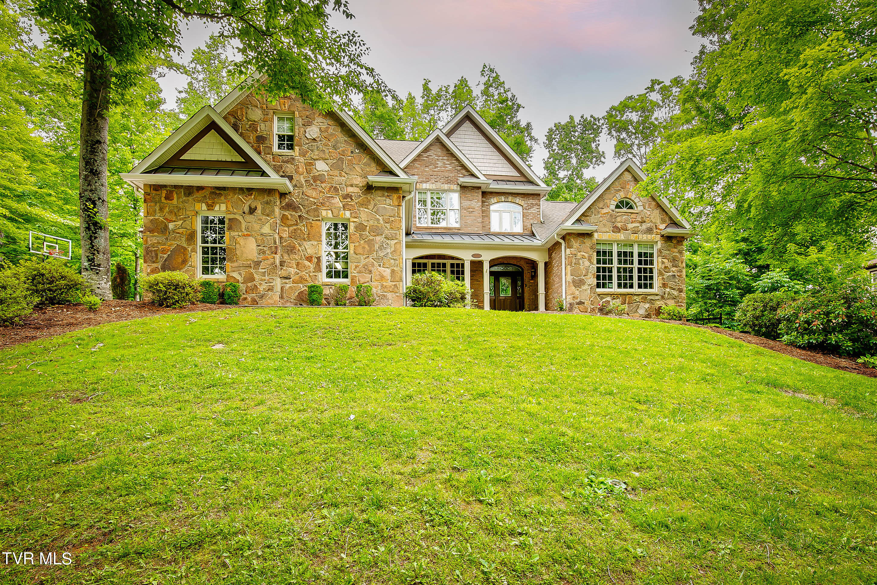 2660 Grand Oaks Drive