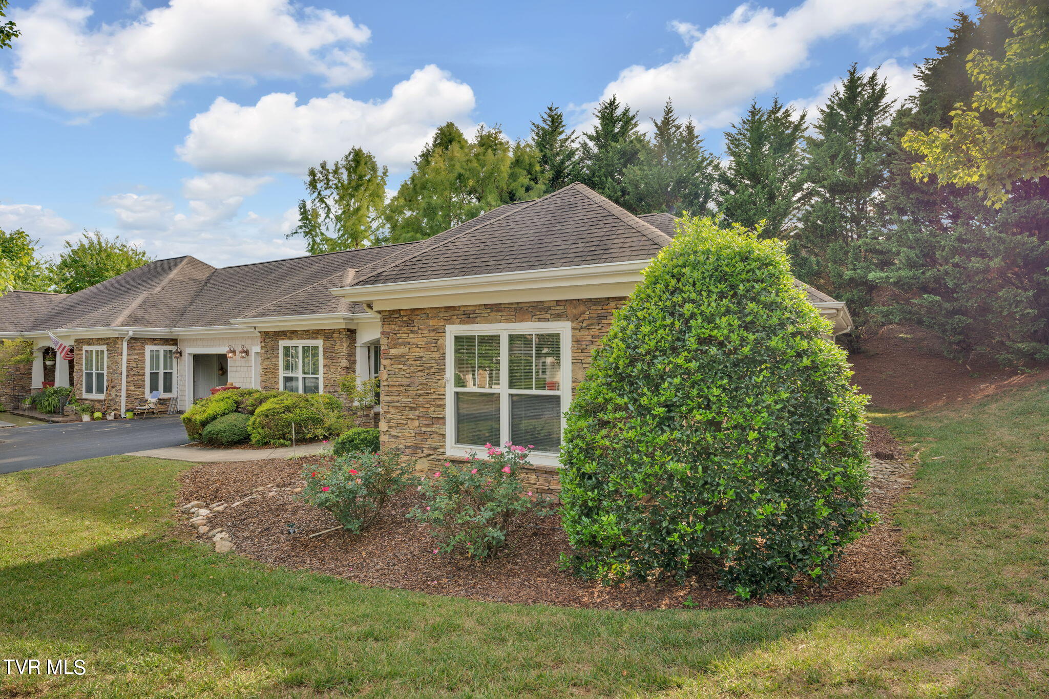 211 University Parkway, 14