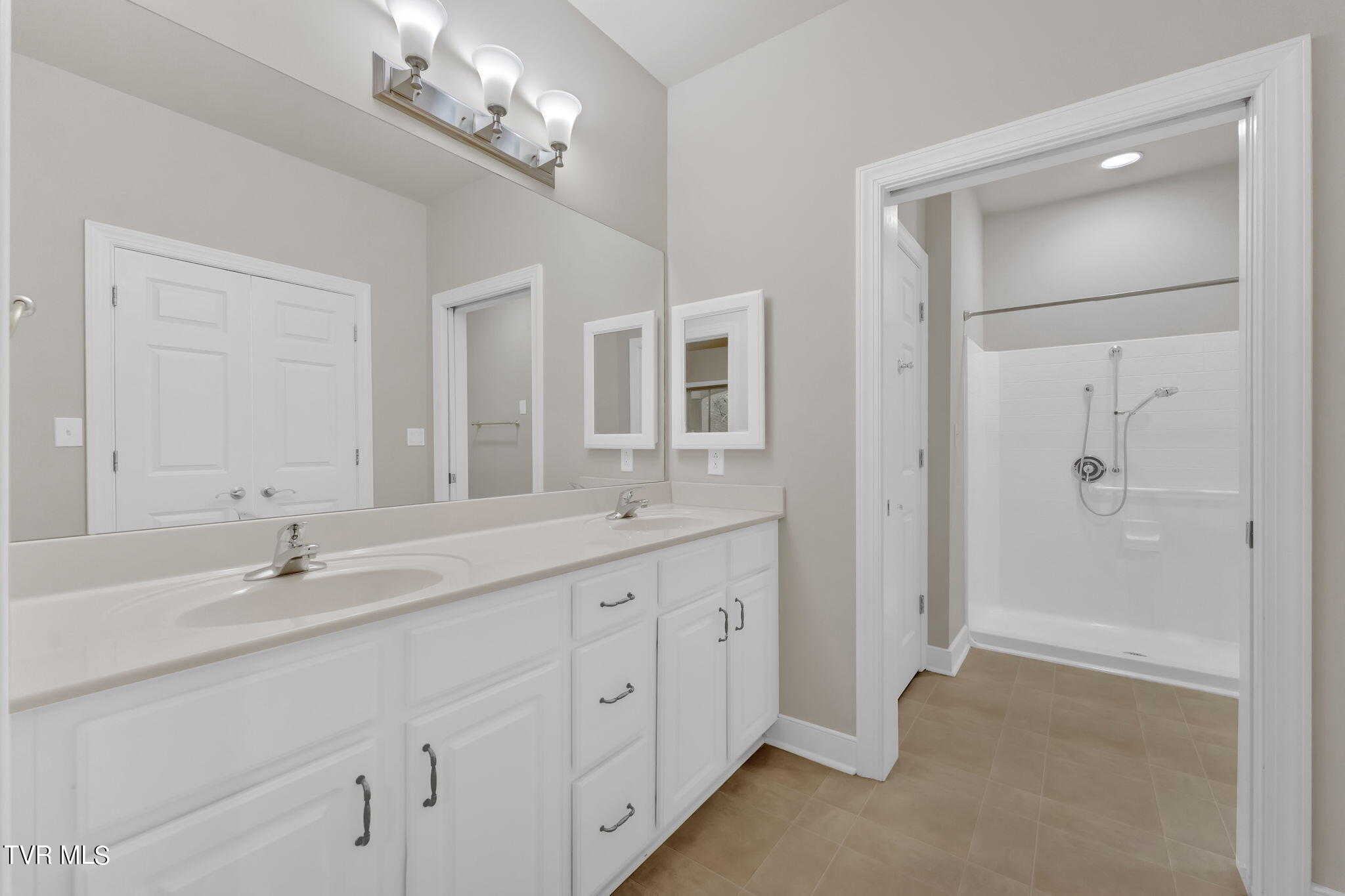 211 University Parkway, 14