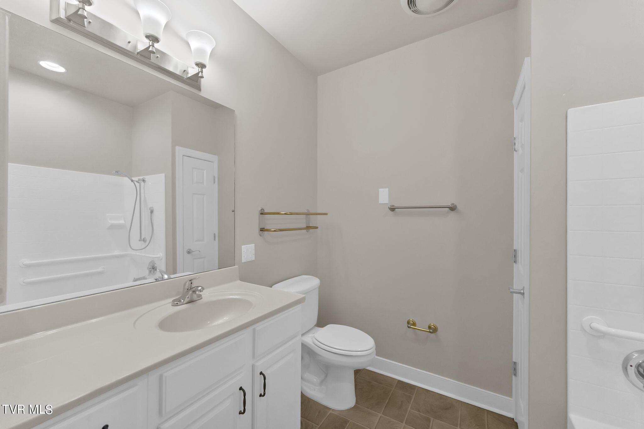 211 University Parkway, 11