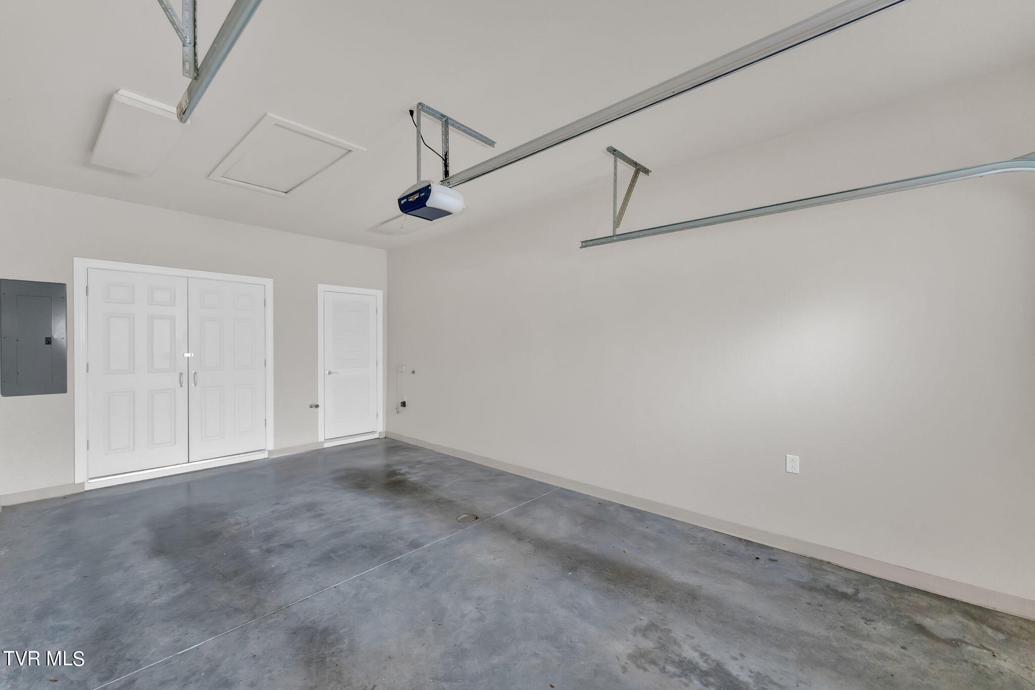 211 University Parkway, 11