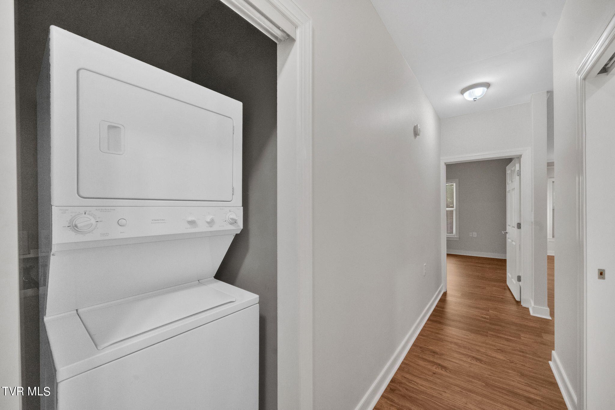 211 University Parkway, 11