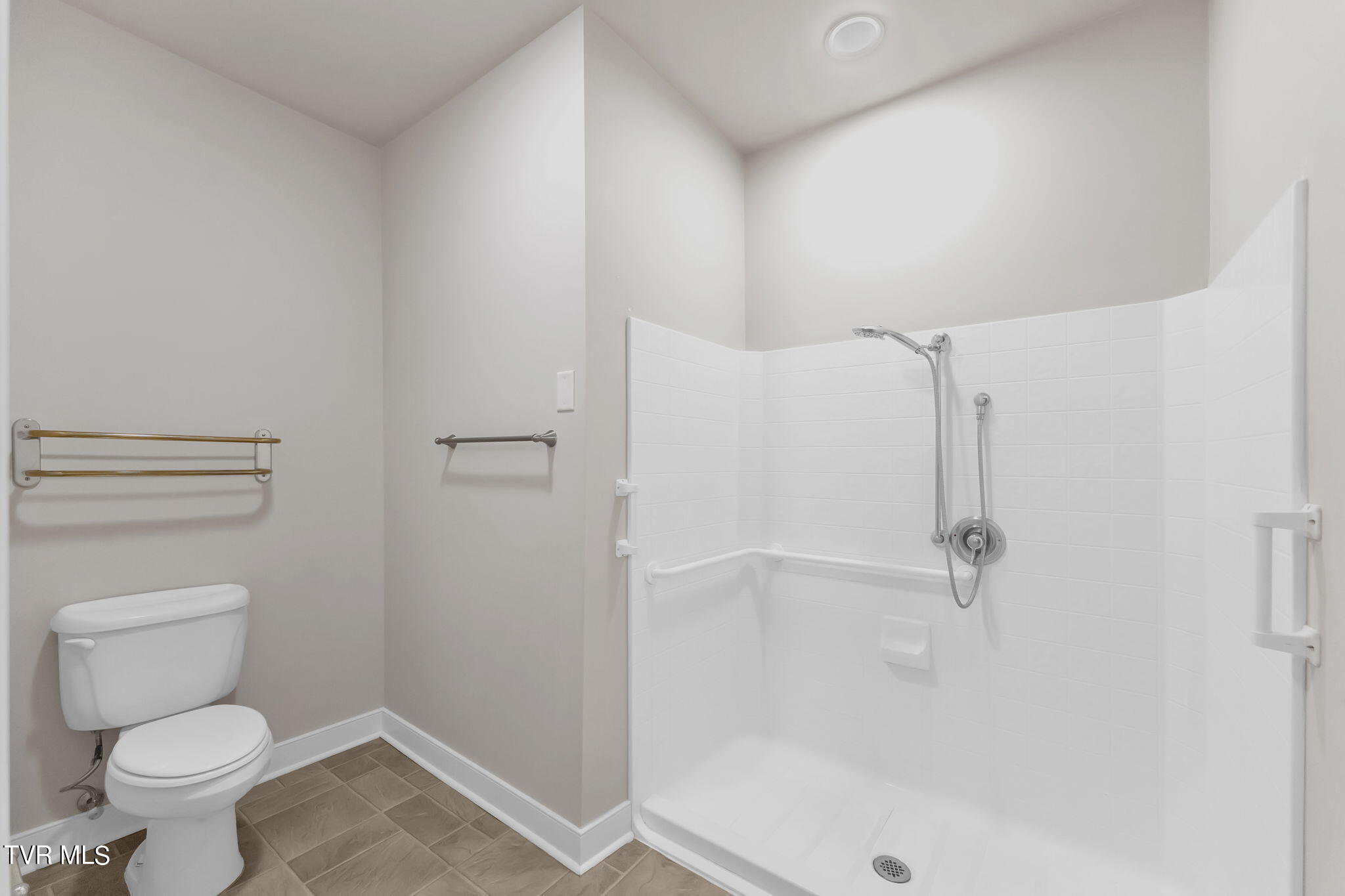 211 University Parkway, 11