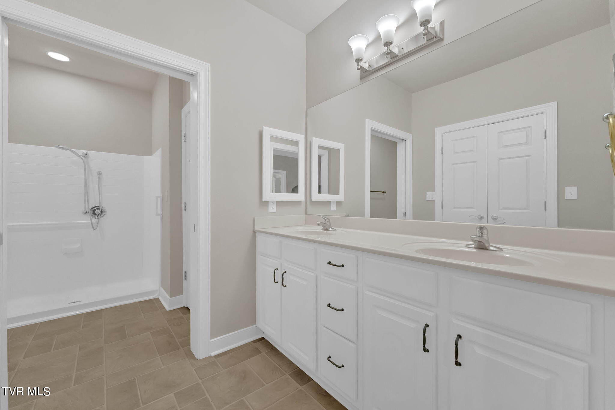 211 University Parkway, 11