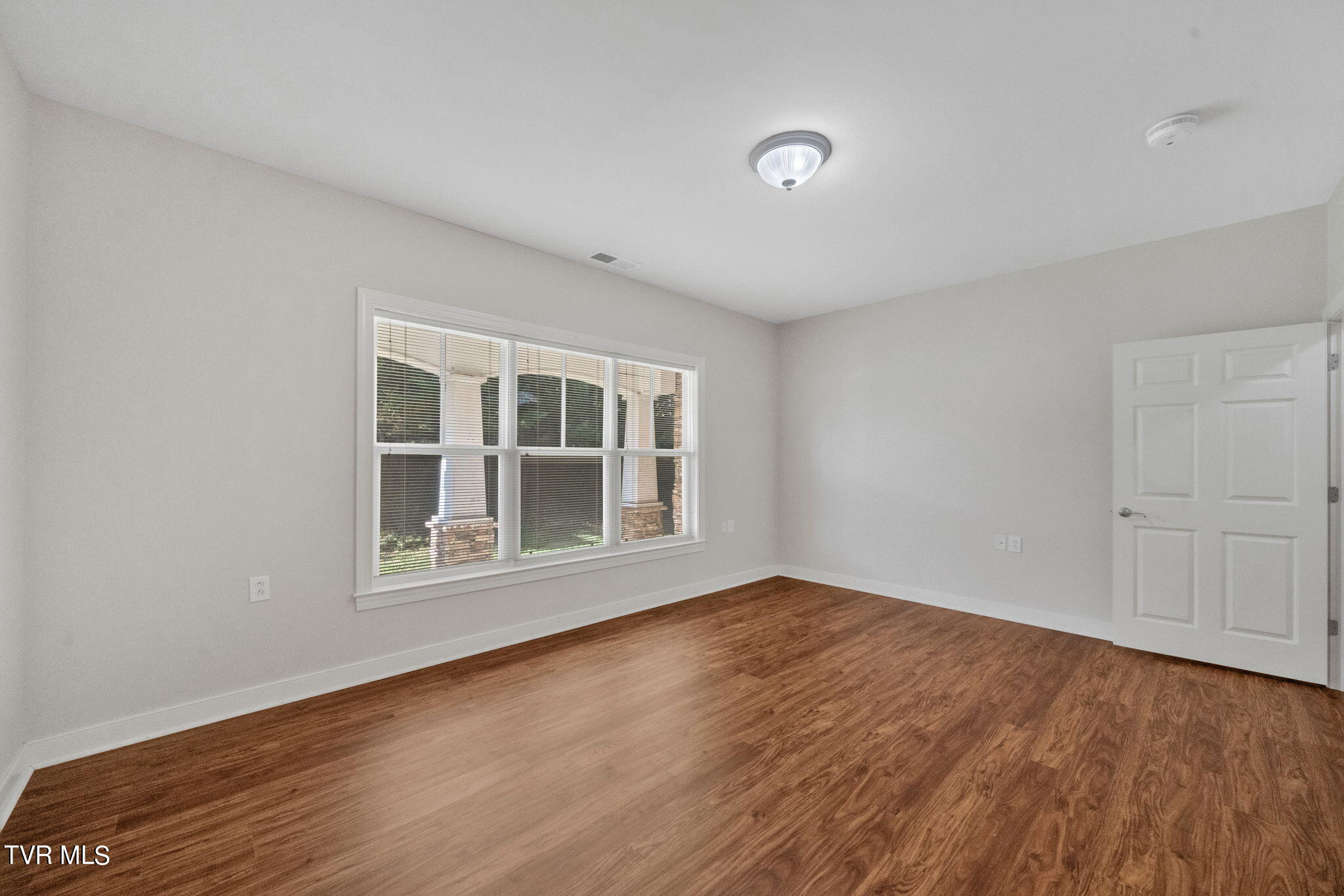 211 University Parkway, 11