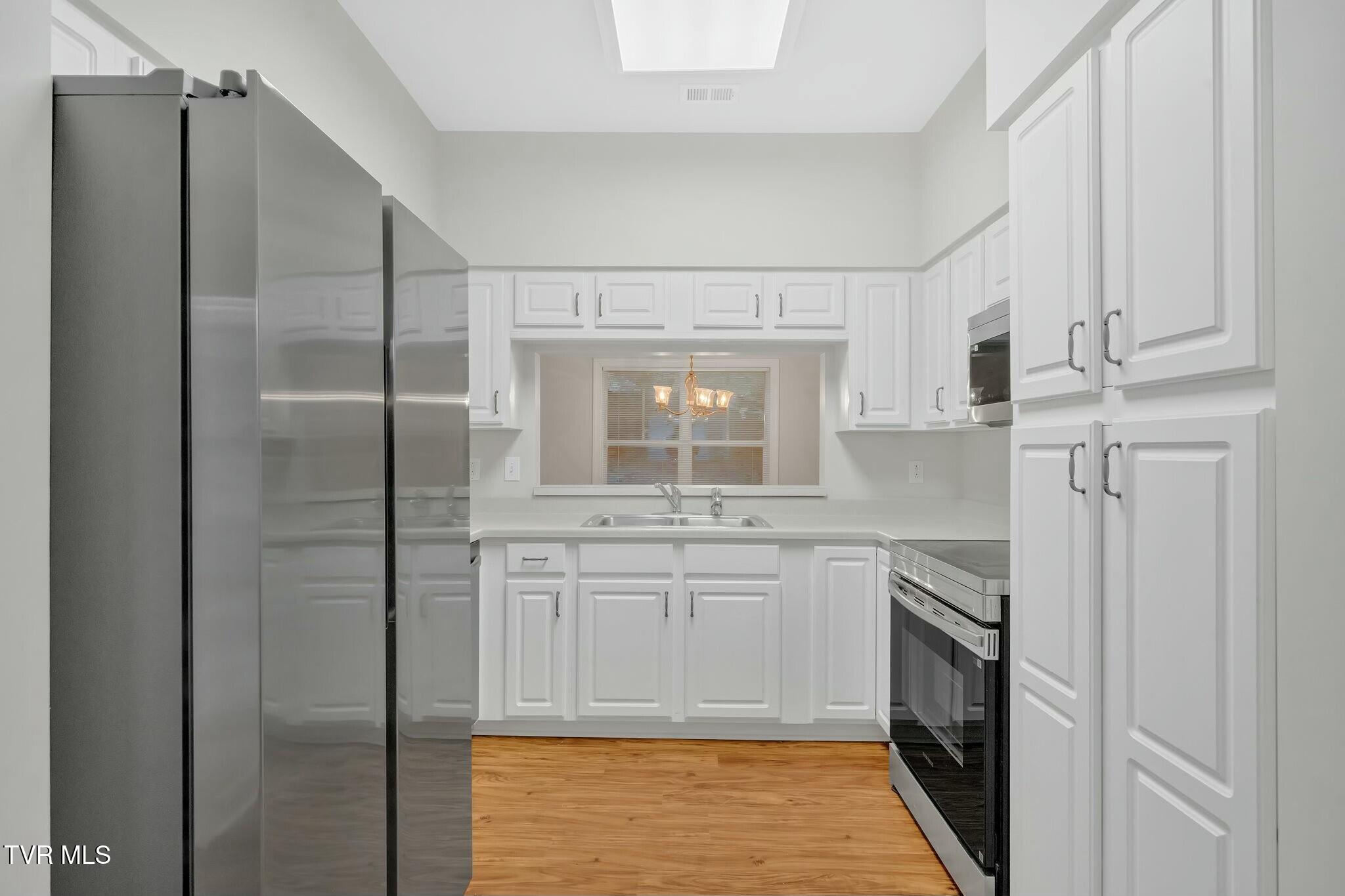 211 University Parkway, 11