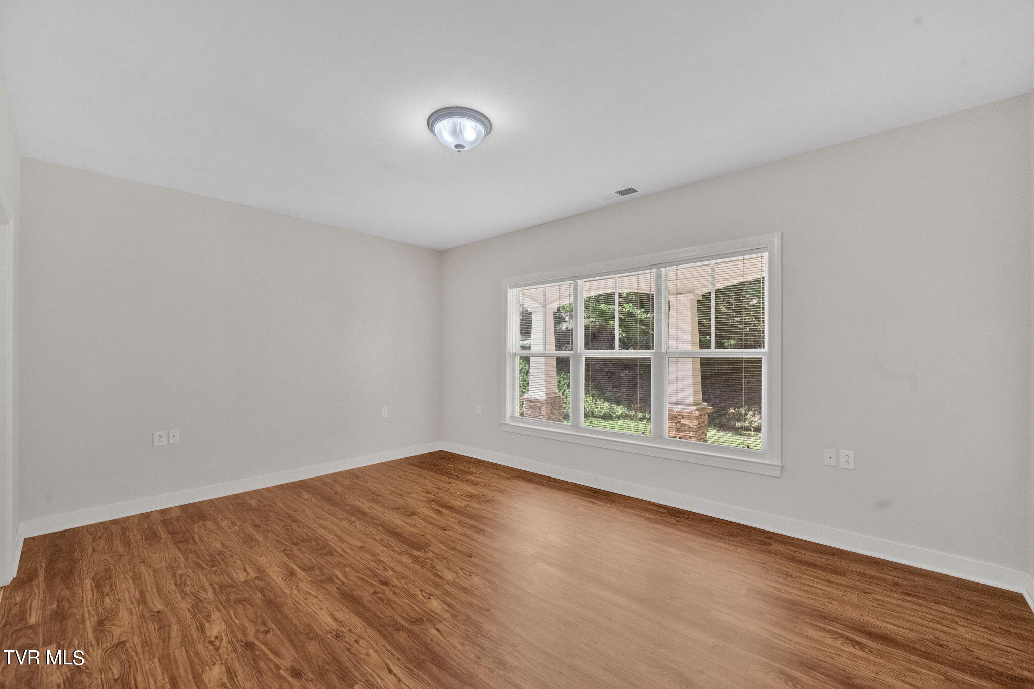 211 University Parkway, 11