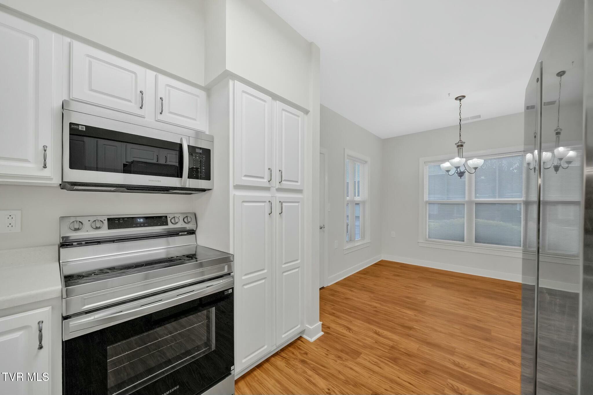 211 University Parkway, 11