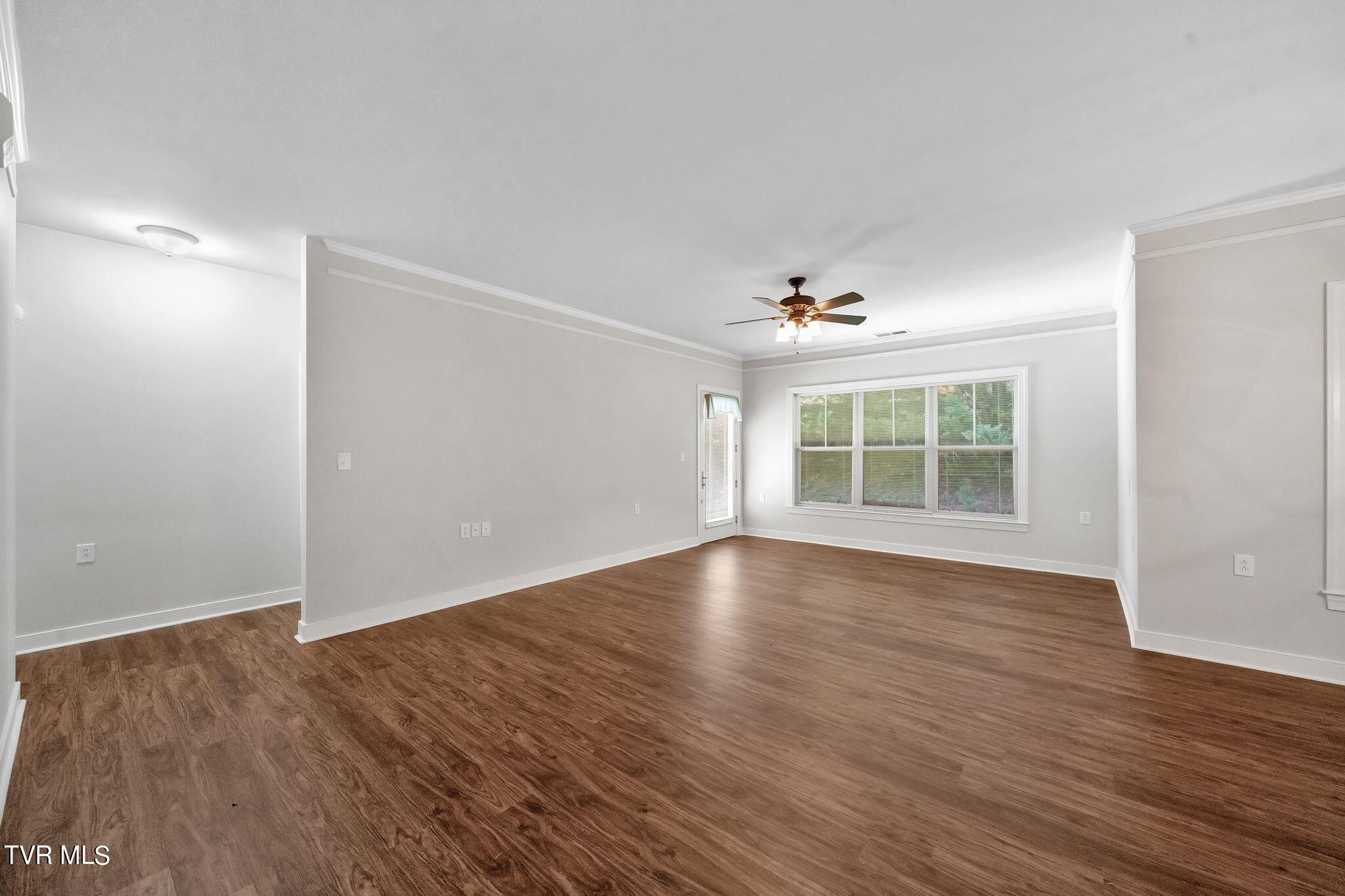 211 University Parkway, 11