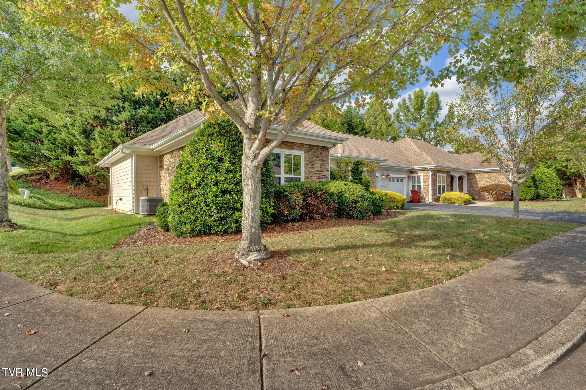 211 University Parkway, 11