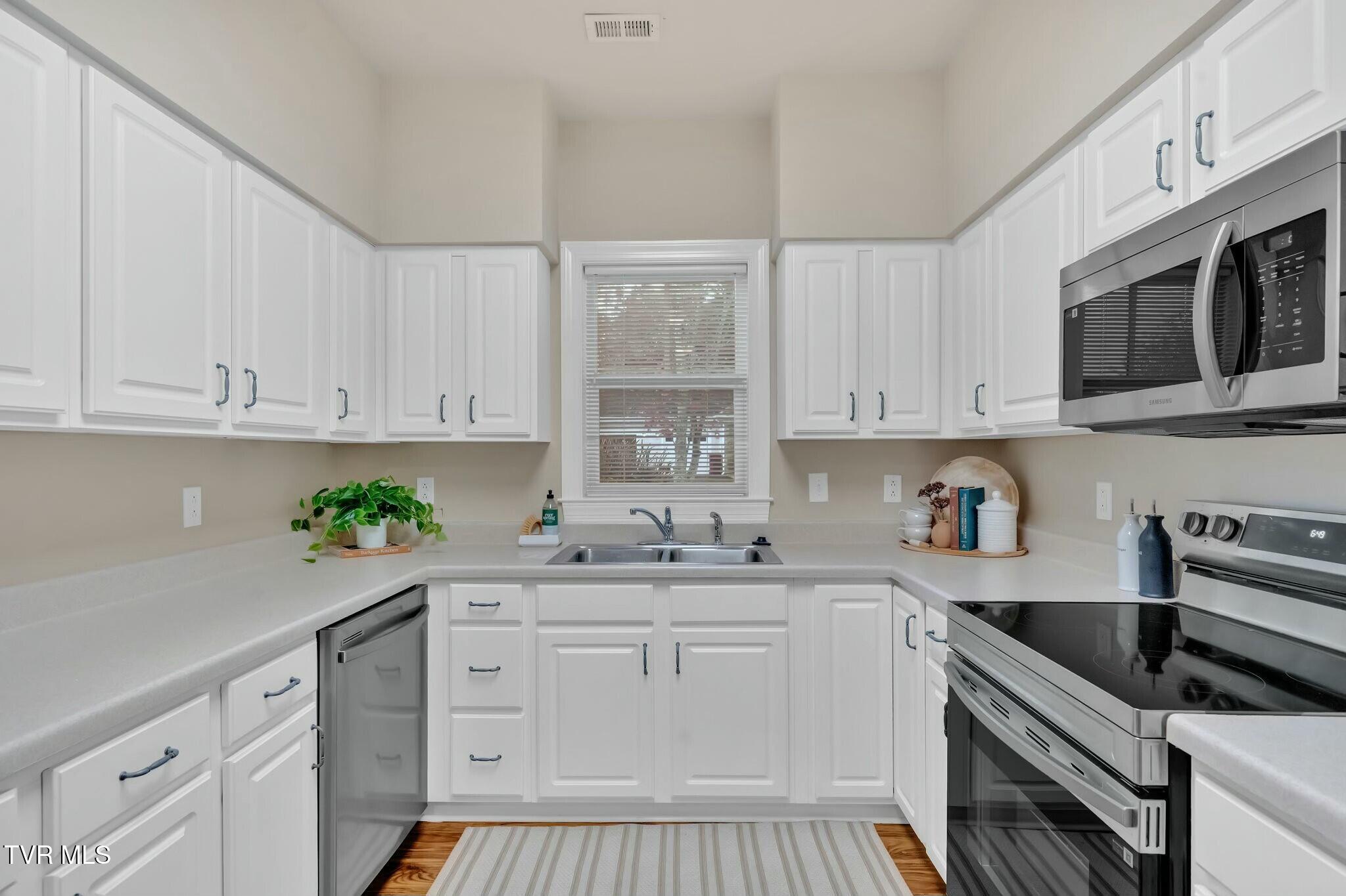 211 University Parkway, 6