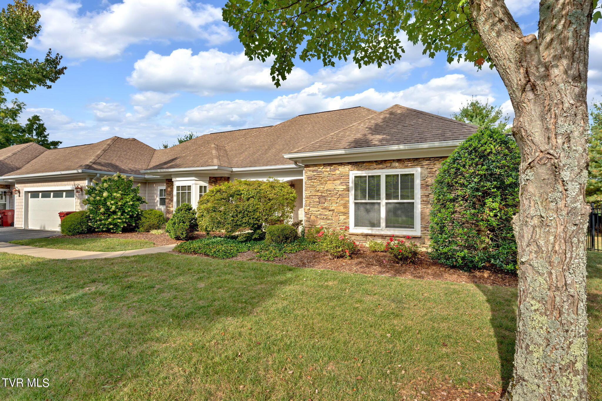 211 University Parkway, 6