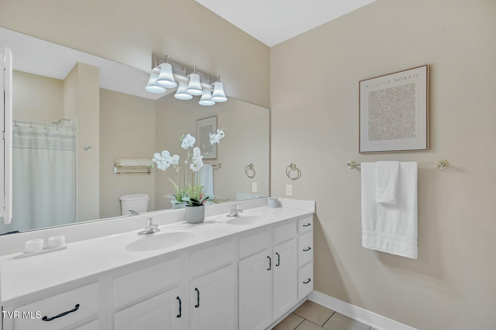 211 University Parkway, 6