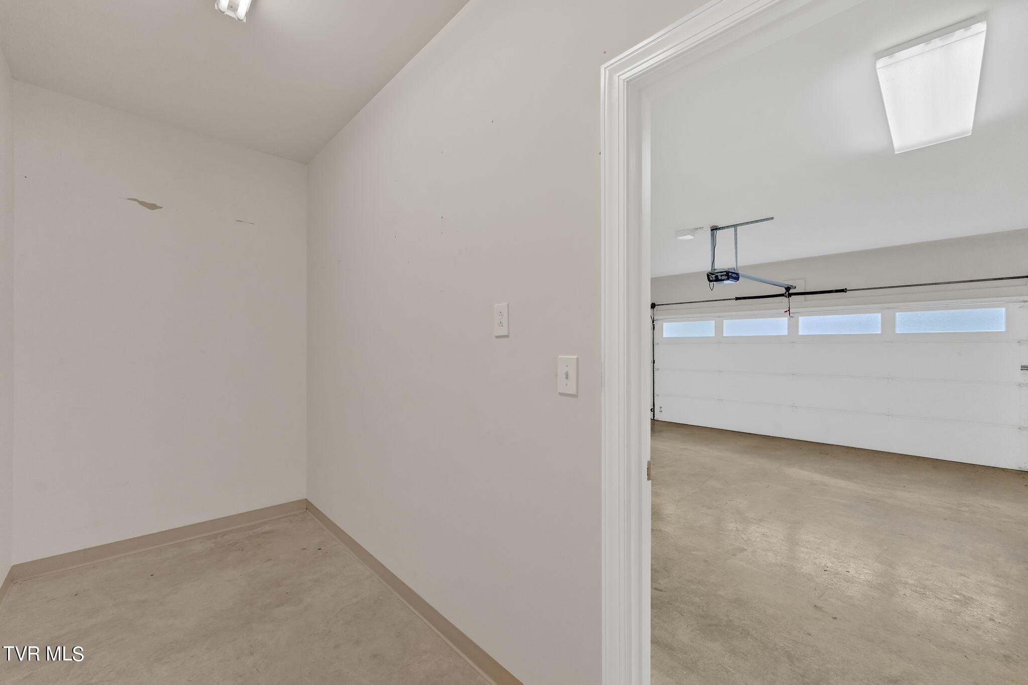 211 University Parkway, 6