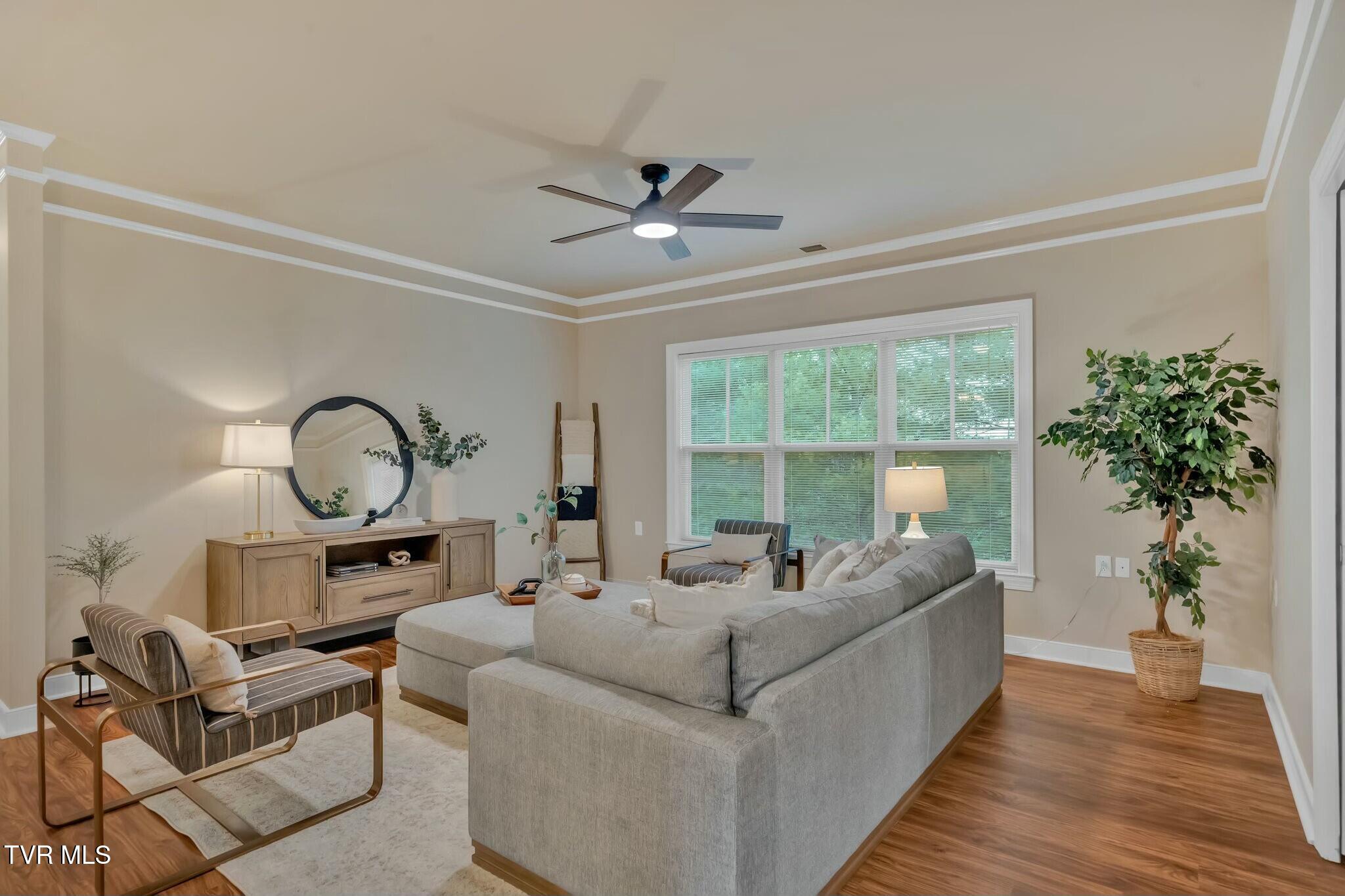 211 University Parkway, 6