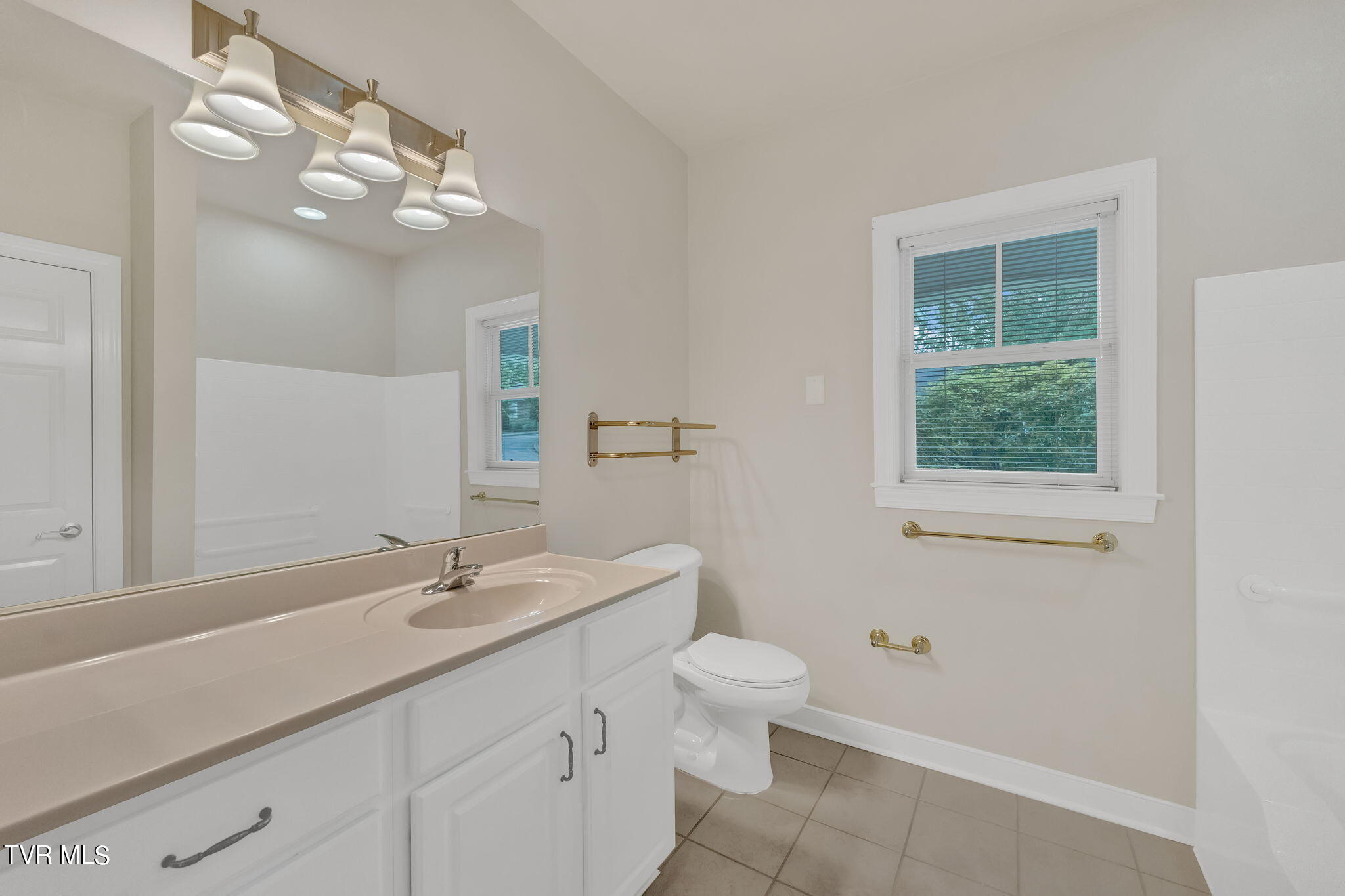 211 University Parkway, 6