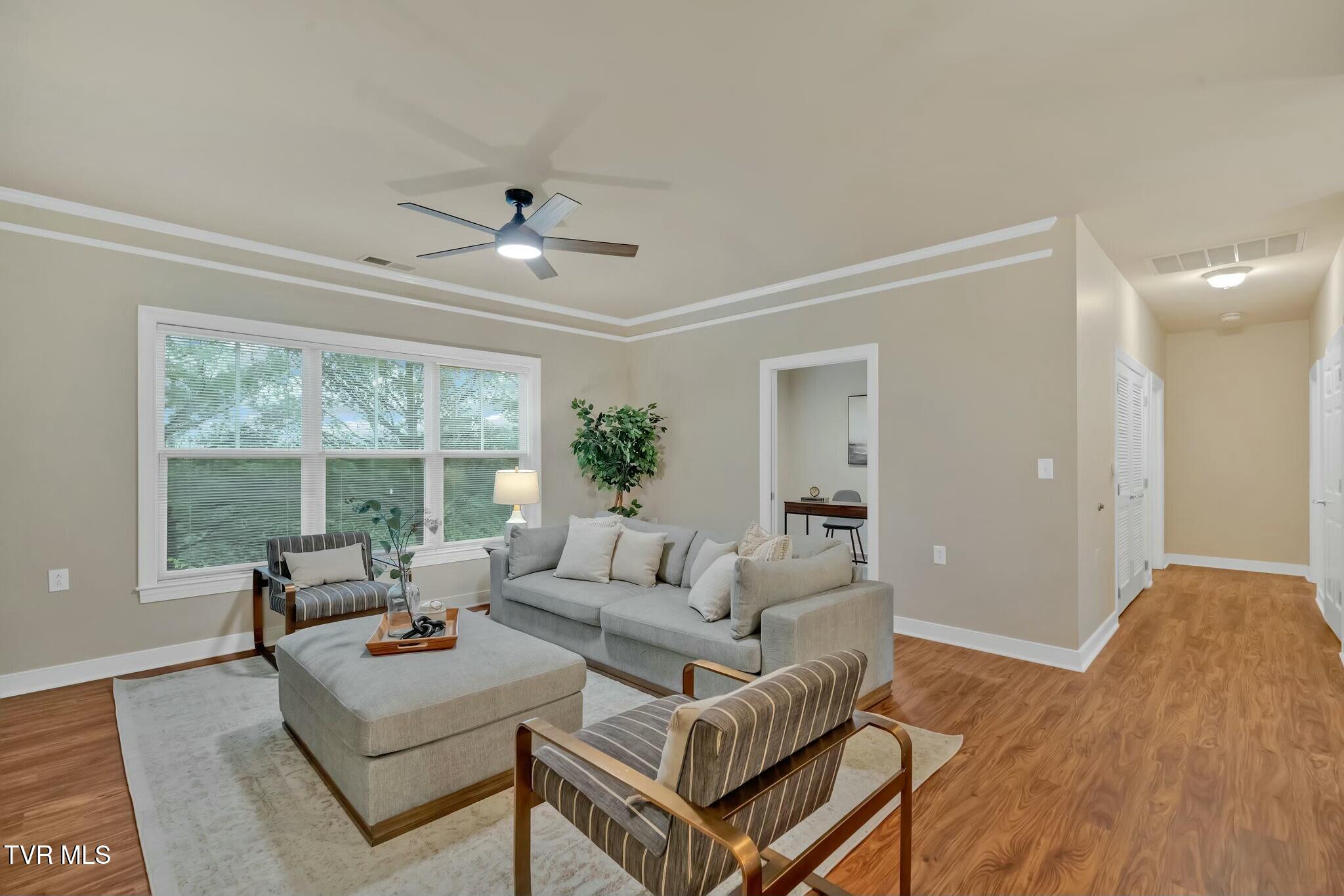 211 University Parkway, 6