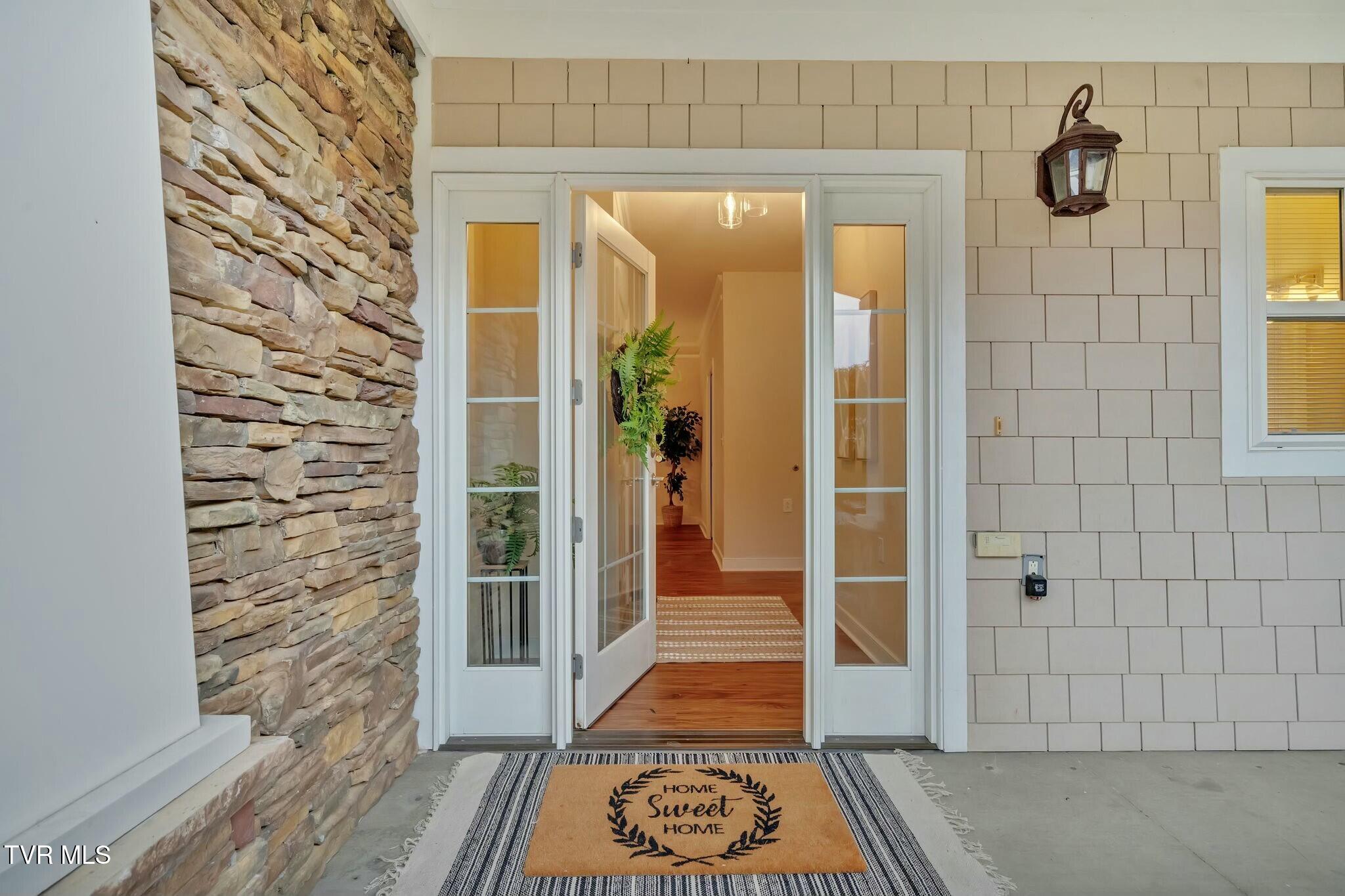 211 University Parkway, 6