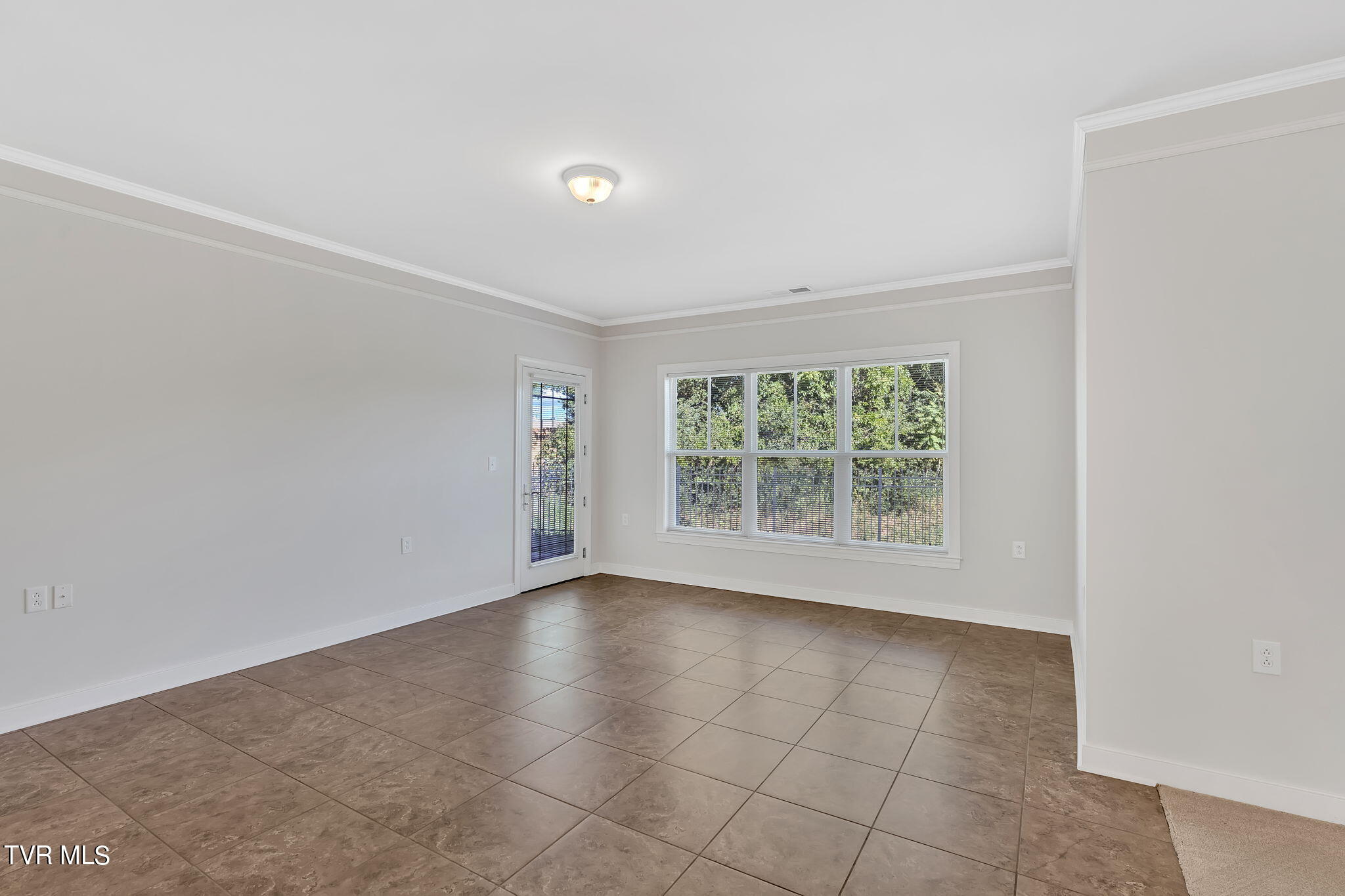 211 University Parkway, 7