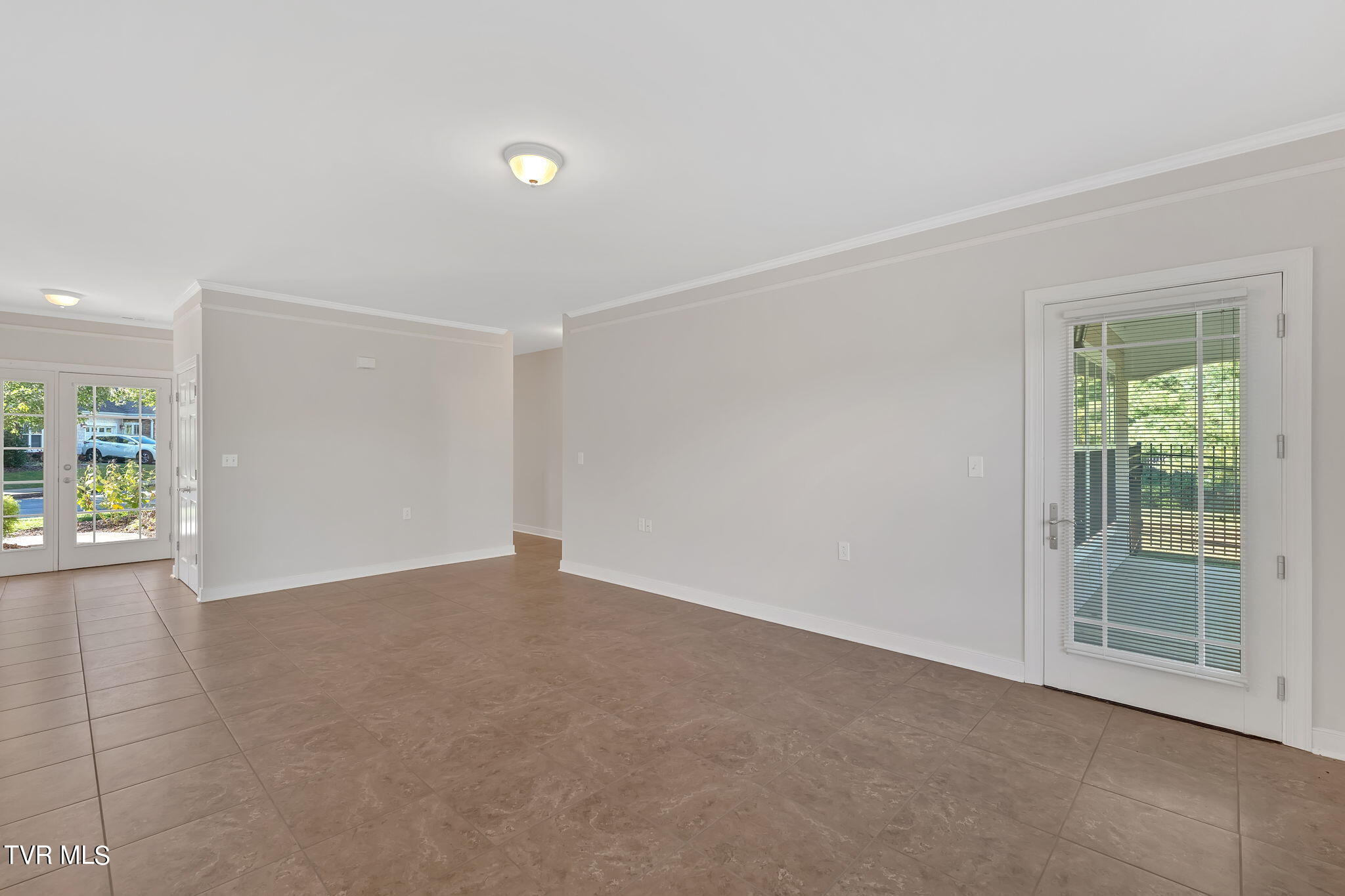 211 University Parkway, 7